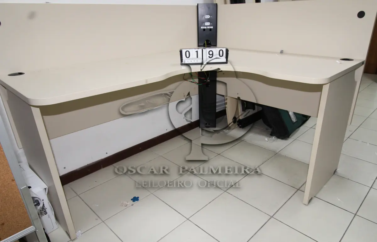 LOTE 190 - LOTE - 0190 - MESA EM L PEQUENA