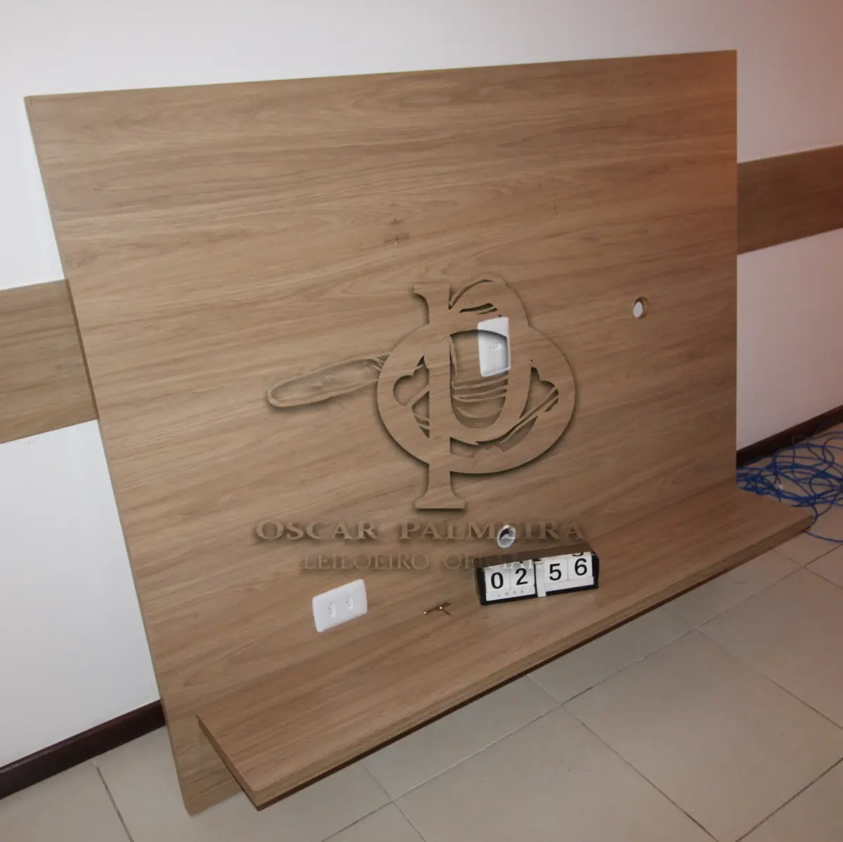 LOTE 256 - LOTE - 0256 - PAINEL PARA TV COM SUPORTE PARA ACESSÓRIOS