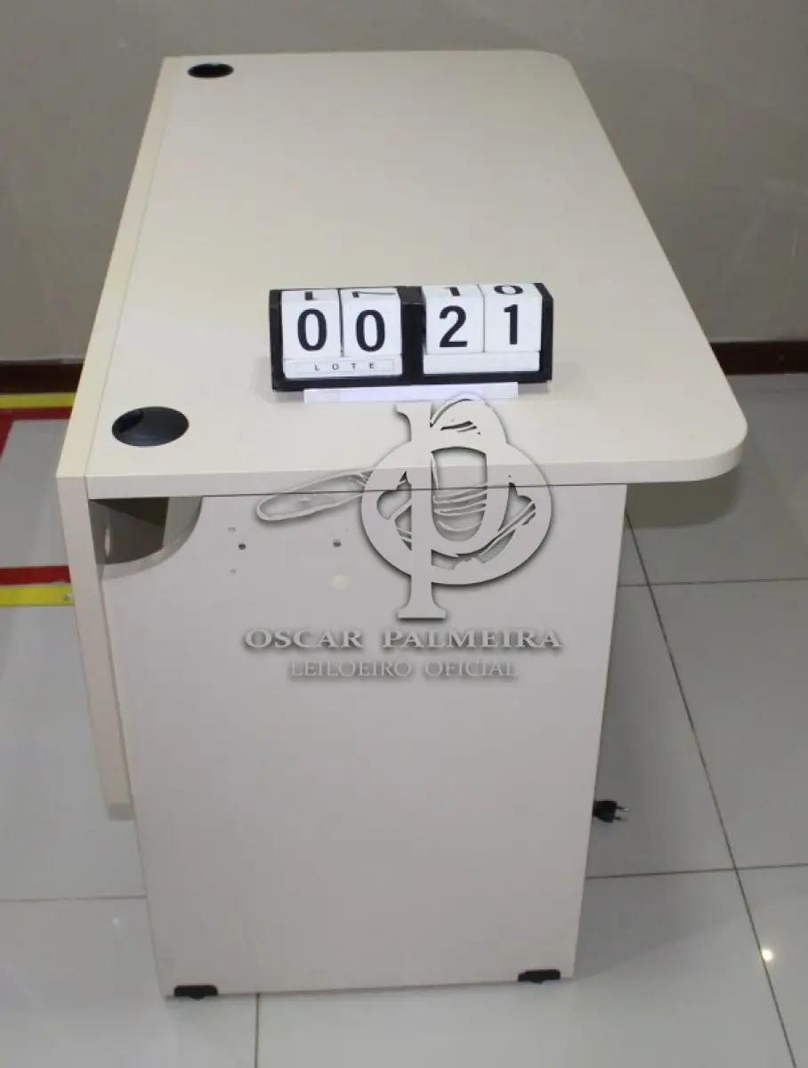 LOTE 021 - MESA SECRETÁRIA COM DUAS GAVETAS