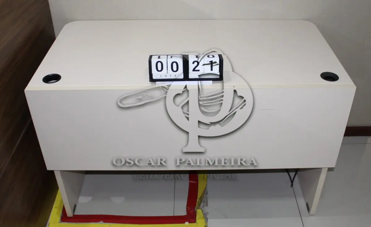 LOTE 021 - MESA SECRETÁRIA COM DUAS GAVETAS