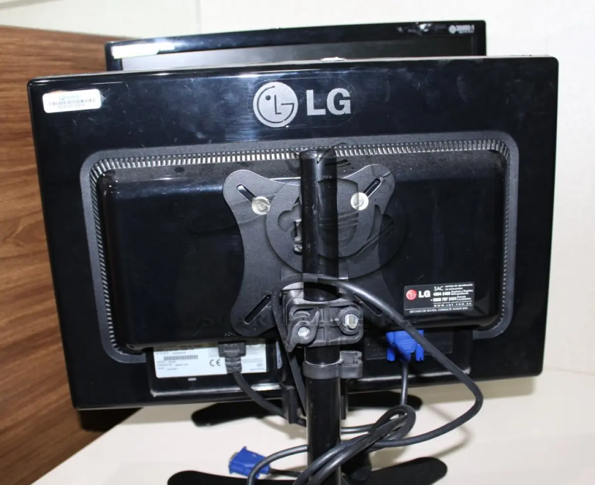 LOTE 020 - CONJUNTO MONITORES