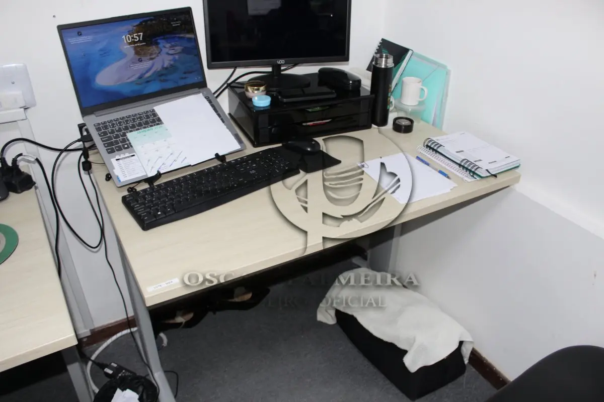 LOTE 0024 - MÓVEL DE ESCRITÓRIO