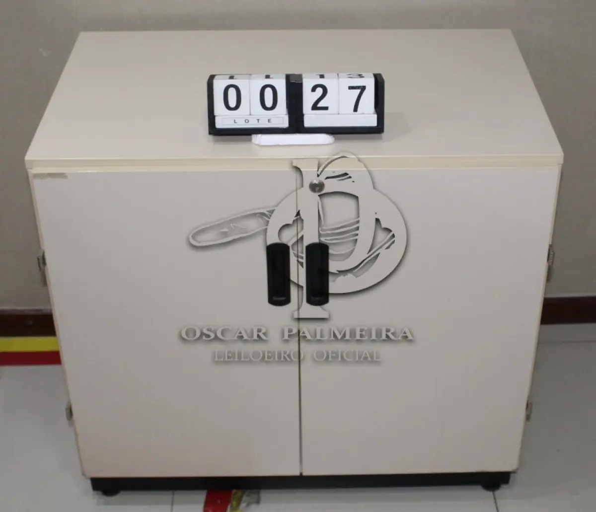 LOTE 027 - ARMÁRIO BAIXO DUAS PORTAS