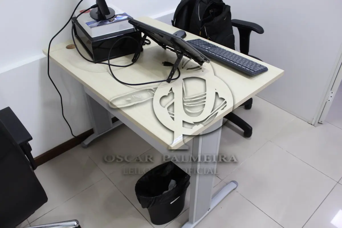 LOTE 0102 - MÓVEL DE ESCRITÓRIO