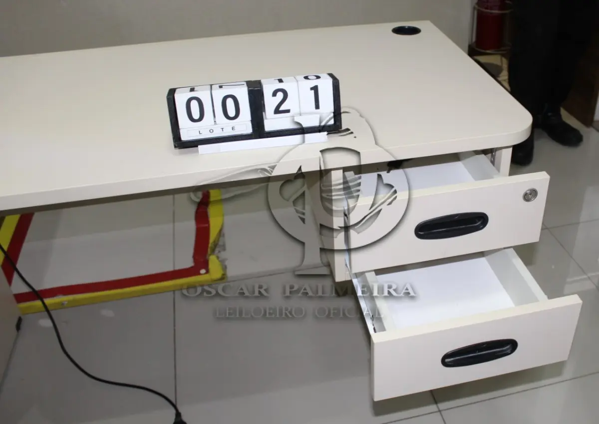 LOTE 021 - MESA SECRETÁRIA COM DUAS GAVETAS