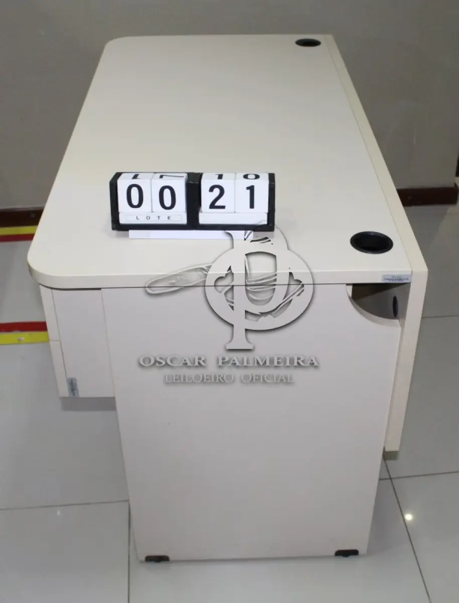 LOTE 021 - MESA SECRETÁRIA COM DUAS GAVETAS