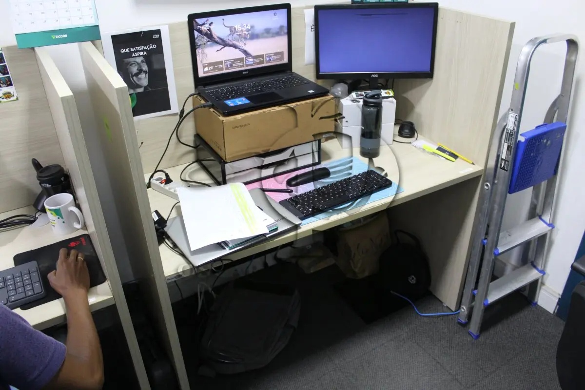 LOTE 0082 - MÓVEL DE ESCRITÓRIO