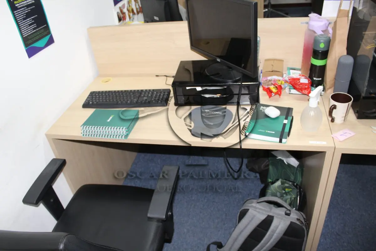 LOTE 0230 - MÓVEL DE ESCRITÓRIO