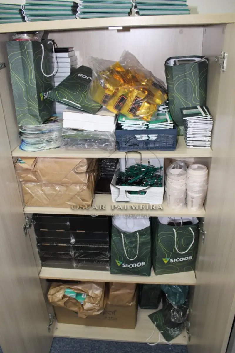 LOTE 0235 - MÓVEL DE ESCRITÓRIO