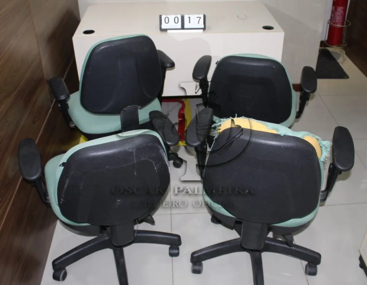LOTE 017 - CONJ. CADEIRAS