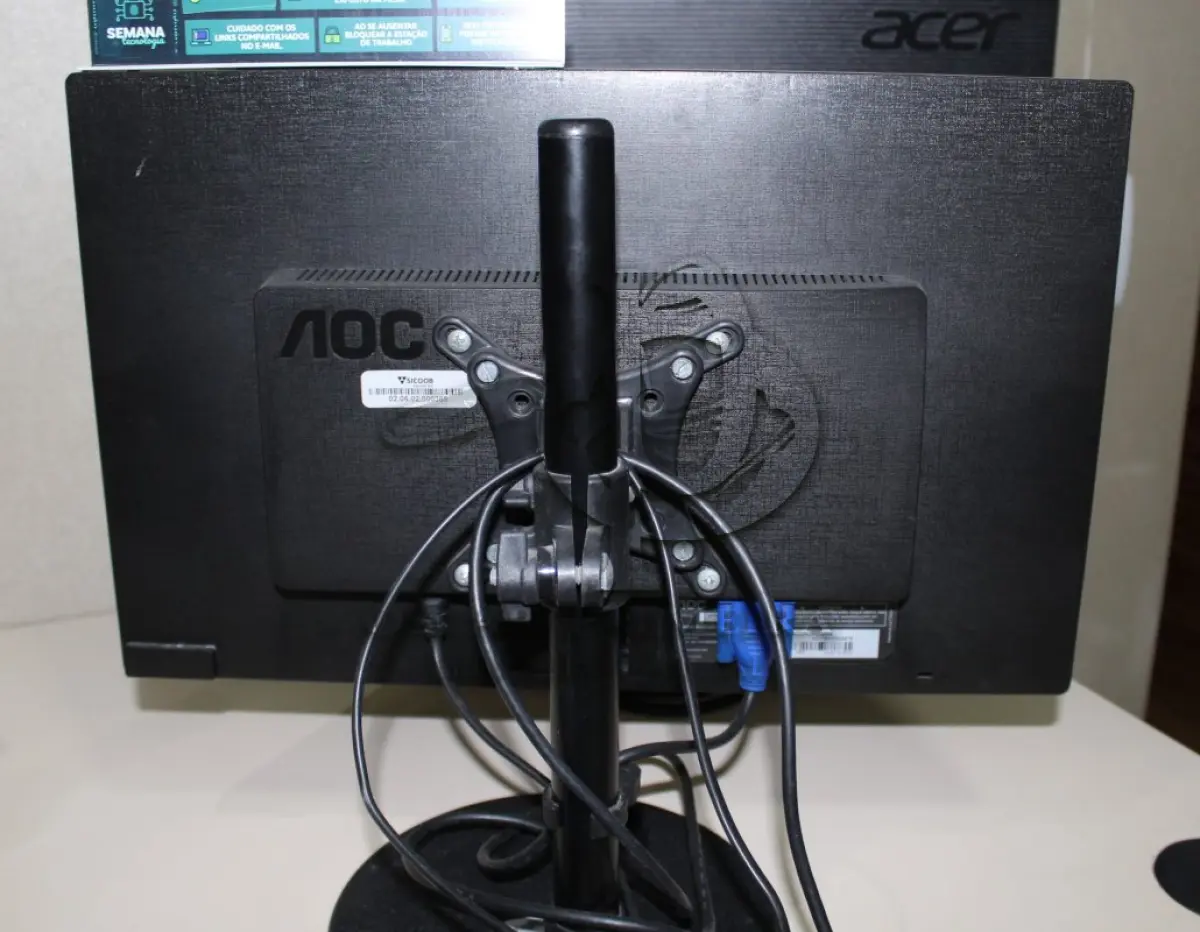 LOTE 020 - CONJUNTO MONITORES