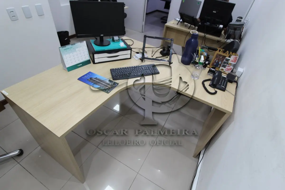 LOTE 0101 - MÓVEL DE ESCRITÓRIO