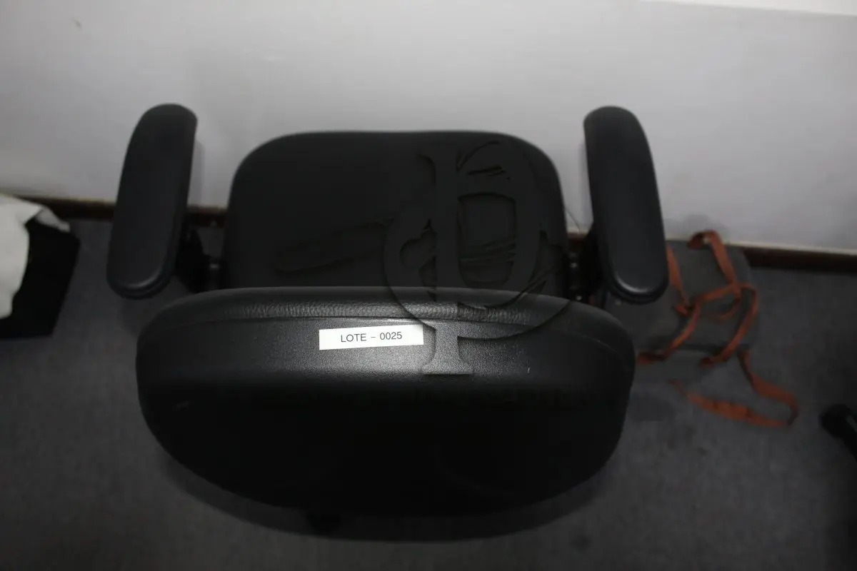 LOTE 0025 - MÓVEL DE ESCRITÓRIO