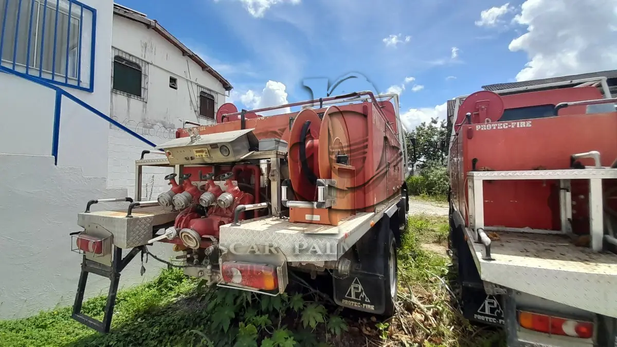 LOTE 002 - SUCATA DE CARROCERIA DE MIDLUM 220.14  / SUCATA DE WEEKEND ADVENTURE