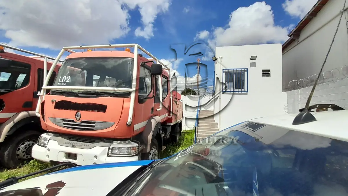 LOTE 002 - SUCATA DE CARROCERIA DE MIDLUM 220.14  / SUCATA DE WEEKEND ADVENTURE