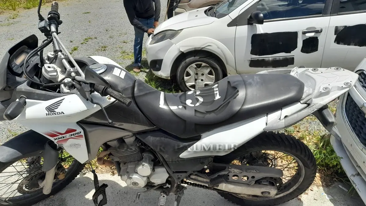 LOTE 031 - VEÍCULO: HONDA/XRE 300 (MOTOR INCOMPLETO), ANO/MOD 2013/2013