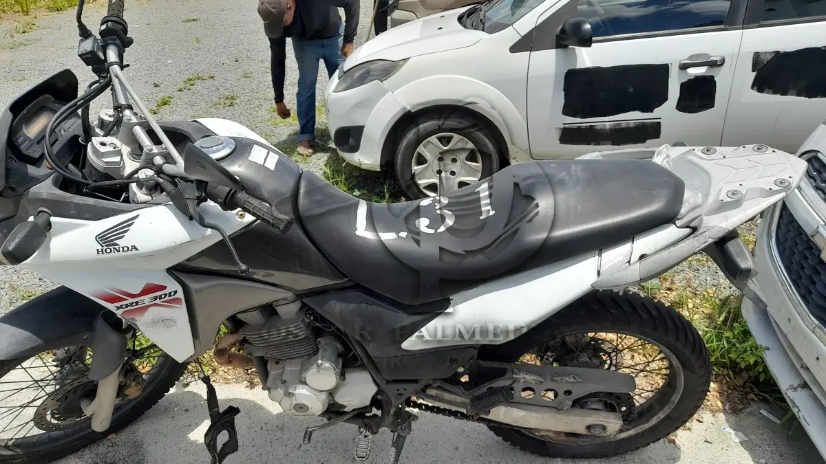 LOTE 031 - VEÍCULO: HONDA/XRE 300 (MOTOR INCOMPLETO), ANO/MOD 2013/2013