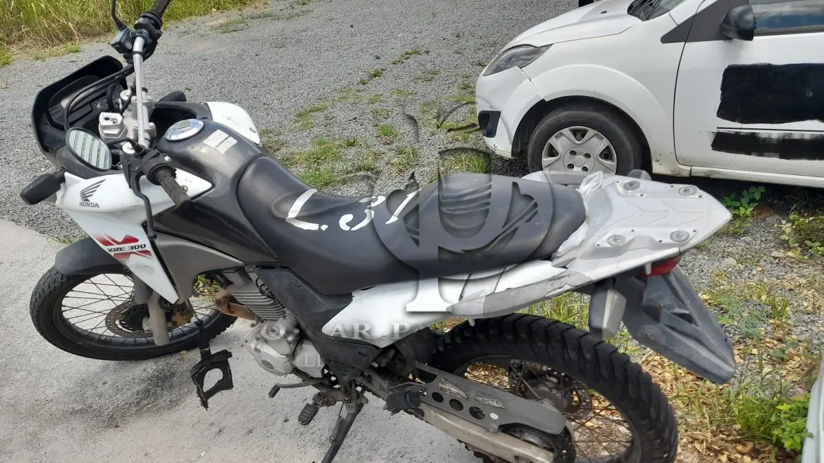 LOTE 031 - VEÍCULO: HONDA/XRE 300 (MOTOR INCOMPLETO), ANO/MOD 2013/2013