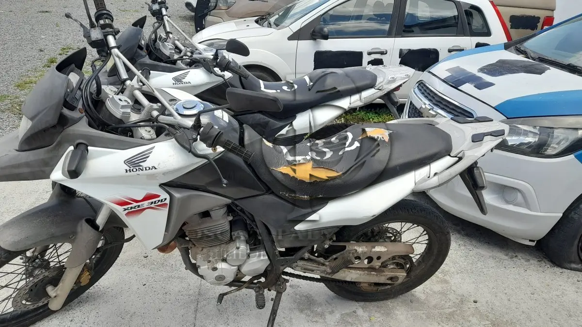 LOTE 032 - VEÍCULO: HONDA/XRE 300 (MOTOR INCOMPLETO), ANO/MOD 2013/2013
