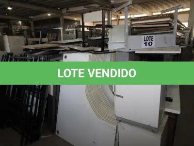 LOTE 010 - DIVERSOS MATERIAIS DE ESCRITÓRIO COMPOSTO DE: ARMÁRIOS EM MADEIRA, DIVISÓRIAS, GAVETEIROS EM MADEIRA, MESAS PARA ESCRITÓRIO, BELICHES EM AÇO, QUADROS BRANCO, MESAS PARA ESCRITÓRIO, MESAS PARA COMPUTADOR, PORTAS EM MADEIRA