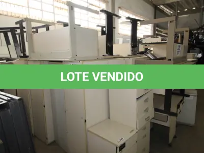 LOTE 007 - DIVERSOS MATERIAIS DE ESCRITÓRIO COMPOSTO DE: ARMÁRIOS EM MADEIRA, MESAS PARA ESCRITÓRIO, GAVETEIROS EM MADEIRA, MESAS PARA COMPUTADOR, QUADROS BRANCO