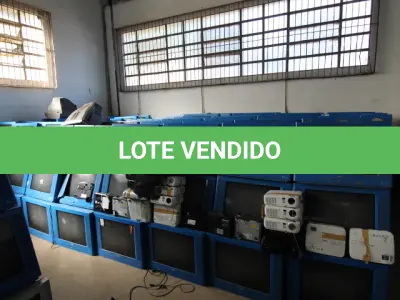LOTE 003 - DIVERSOS MATERIAIS DE ESCRITÓRIO COMPOSTO DE:MONITORES EDUCACIONAIS, APARELHOS MULTIMÍDIA