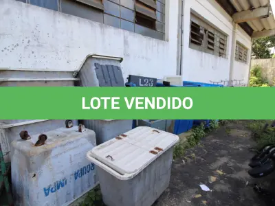 LOTE 023 - DIVERSOS MATERIAIS DE USO DIVERSOS COMPOSTO DE: RACK EM METAL, COFRES, PIAS INOX, BATEDEIRA DE BOLO TIPO INDUSTRIAL, MESA PARA DESENHO, CARRO PARA TRANSPORTE DE MATERIAL, CONTAINERES PLÁSTICOS, CAPELA PARA EXAUSTÃO DE GASES, AQUÁRIO, BATERIAS PARA NO BREAK, PRANCHAS, BARCO, CARRO PARA COLETA DE ROUPA, ARMAÇÃO EM FERRO PARA TOLDO