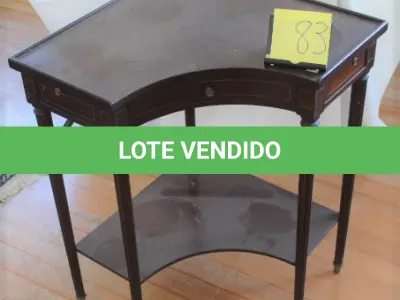 LOTE 083 - MESA DE CANTO