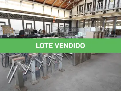 LOTE 002 - DIVERSOS MATERIAIS DE ESCRITÓRIO COMPOSTO DE: CATRACAS, MESAS PARA COMPUTADOR, CADEIRAS FIXAS E GIRATÓRIAS, REFRIGERADORES, FOGÕES, BOTIJÕES, BEBEDOUROS, PURIFICADORES DE ÁGUA, APARELHOS TELEFÔNICOS, RACK DE FERRO, QUADROS DE AVISO, MESAS PARA ESCRITÓRIO, ARMÁRIOS EM MADEIRA, GAVETEIROS EM MADEIRA, BANCOS EM MADEIRA, BAÚ EM MADEIRA, TELEVISOR, CAFETEIRAS, FORNOS DE MICROONDAS, PORTA PASTAS SUSPENSAS DE FERRO