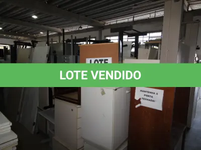 LOTE 013 - DIVERSOS MATERIAIS DE ESCRITÓRIO COMPOSTO DE: ARMÁRIOS EM MADEIRA, MESAS PARA COMPUTADOR, GAVETEIROS EM MADEIRA, MESAS EM AÇO, MESAS DE PING PONG, LOUSA ELETRÔNICA