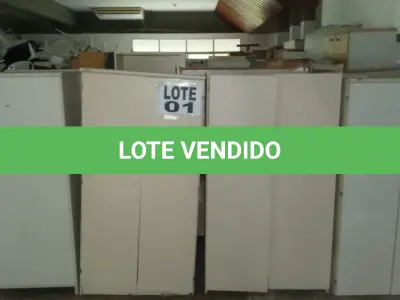LOTE 001 - DIVERSOS MATERIAIS DE ESCRITÓRIO COMPOSTO DE:CADEIRAS FIXAS, CADEIRAS GIRATÓRIAS, POLTRONAS, MESAS REDONDAS, GAVETEIROS EM MADEIRA, ARMARIOS EM MADEIRA, MESAS PARA ESCRITORIO, CADEIRAS PLÁSTICAS, LONGARINAS, CADEIRAS EM MADEIRA, ARQUIVO EM MADEIRA
