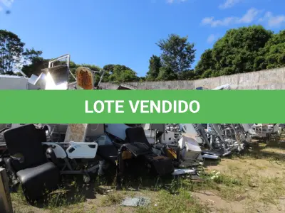 LOTE 027 - DIVERSOS MATERIAIS HOSPITALARES COMPOSTO DE: CADEIRAS DE RODAS, POLTRONAS RECLINÁVEIS, CADEIRAS DE BANHO, MACAS, BIOMBOS, NEGATOSCÓPIO, CAMAS, MESAS CABECEIRA, BERÇOS, MESA PARA ALTA CIRURGIA, ARMÁRIOS VITRINE, ESCADAS