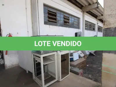 LOTE 023 - DIVERSOS MATERIAIS DE USO DIVERSOS COMPOSTO DE: RACK EM METAL, COFRES, PIAS INOX, BATEDEIRA DE BOLO TIPO INDUSTRIAL, MESA PARA DESENHO, CARRO PARA TRANSPORTE DE MATERIAL, CONTAINERES PLÁSTICOS, CAPELA PARA EXAUSTÃO DE GASES, AQUÁRIO, BATERIAS PARA NO BREAK, PRANCHAS, BARCO, CARRO PARA COLETA DE ROUPA, ARMAÇÃO EM FERRO PARA TOLDO