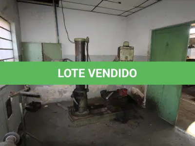 LOTE 014 - DIVERSOS MATERIAIS DE FERRO COMPOSTO DE: CAVALETES EM FERRO, CONJUNTO DE BLOCAS, PLAINAS, TORNO, FURADEIRAS, ESMERIL, ARMARIO EM AÇO DE 06 GAVETAS, BANCADA DE MESA EM AÇO 01 GAVETA