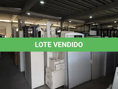 LOTE 013 - DIVERSOS MATERIAIS DE ESCRITÓRIO COMPOSTO DE: ARMÁRIOS EM MADEIRA, MESAS PARA COMPUTADOR, GAVETEIROS EM MADEIRA, MESAS EM AÇO, MESAS DE PING PONG, LOUSA ELETRÔNICA