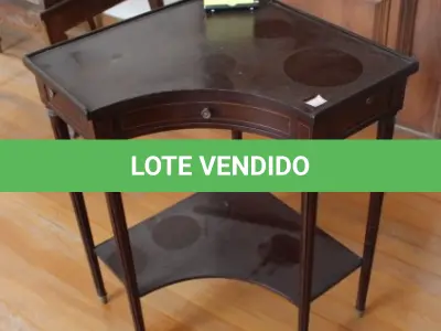 LOTE 011 - MESA DE CANTO