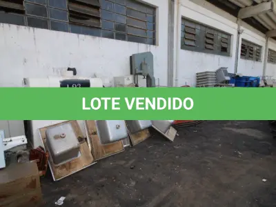 LOTE 023 - DIVERSOS MATERIAIS DE USO DIVERSOS COMPOSTO DE: RACK EM METAL, COFRES, PIAS INOX, BATEDEIRA DE BOLO TIPO INDUSTRIAL, MESA PARA DESENHO, CARRO PARA TRANSPORTE DE MATERIAL, CONTAINERES PLÁSTICOS, CAPELA PARA EXAUSTÃO DE GASES, AQUÁRIO, BATERIAS PARA NO BREAK, PRANCHAS, BARCO, CARRO PARA COLETA DE ROUPA, ARMAÇÃO EM FERRO PARA TOLDO