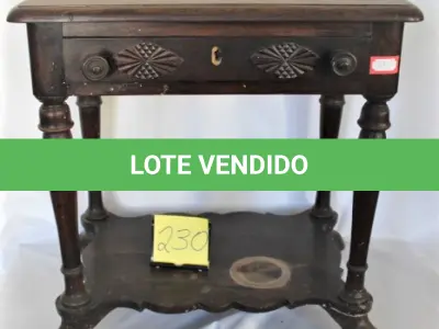 LOTE 230 - MESA DE CANTO