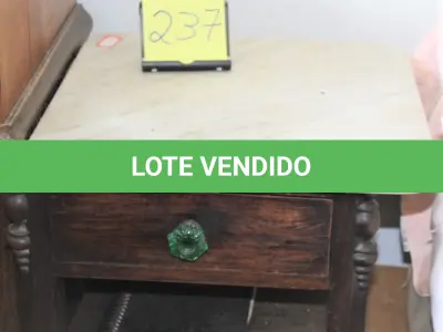 LOTE 237 - MESA DE CANTO