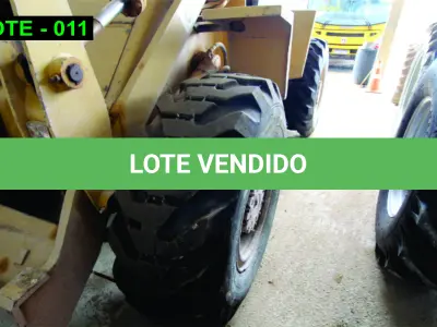 LOTE 011 - MÁQUINA - PÁ CARREGADEIRA CASE W20B.