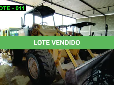 LOTE 011 - MÁQUINA - PÁ CARREGADEIRA CASE W20B.