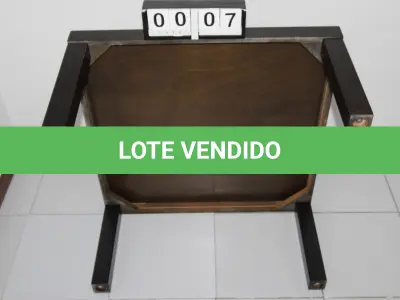 LOTE 007 - LOTE - 0007 - MESA DE CANTO QUADRADA