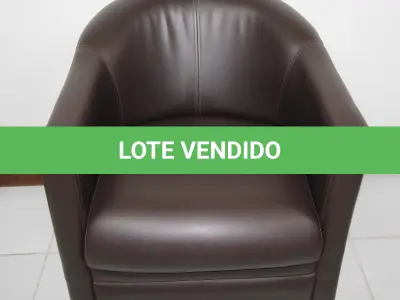 LOTE 078 - LOTE - 0078 - POLTRONA EM CORINO