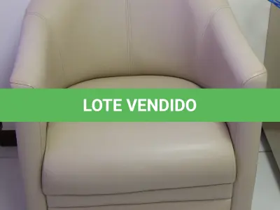 LOTE 051 - LOTE - 0051 - POLTRONA EM CORINO