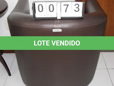 LOTE 073 - LOTE - 0073 - POLTRONA EM CORINO