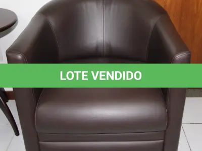 LOTE 073 - LOTE - 0073 - POLTRONA EM CORINO