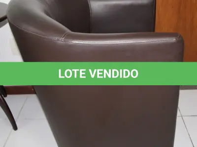 LOTE 073 - LOTE - 0073 - POLTRONA EM CORINO