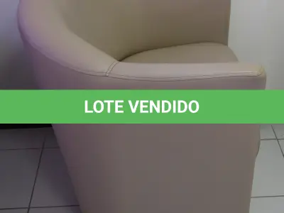 LOTE 051 - LOTE - 0051 - POLTRONA EM CORINO