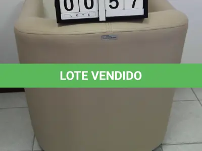 LOTE 057 - LOTE - 0057 - POLTRONA EM CORINO