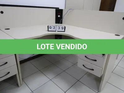 LOTE 239 - LOTE - 0239 - MESA EM L PEQUENA